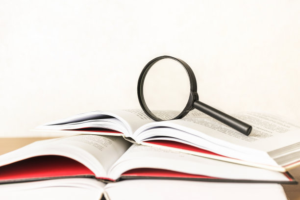用放大镜打开书。教育的概念。图片下载