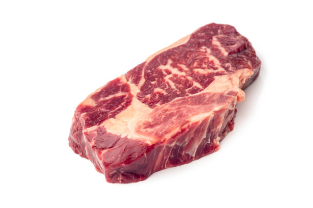 新鲜的生牛排孤立在白色背景。图片下载