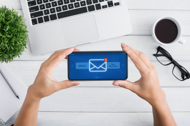 在屏幕上显示新收件箱消息通知的女性拿着智能手机图片下载