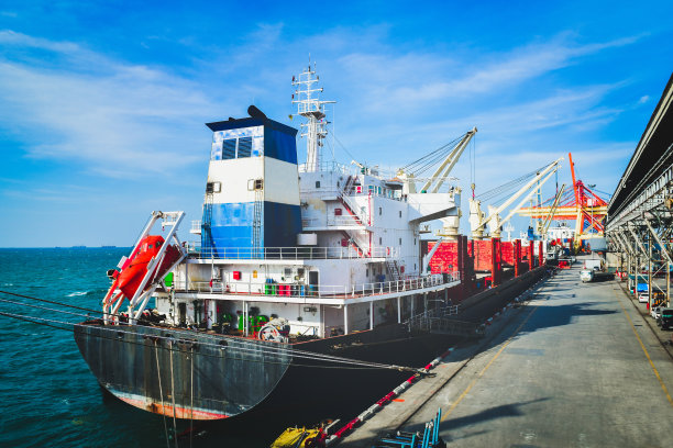 大型货船在港口装卸货物。图片下载