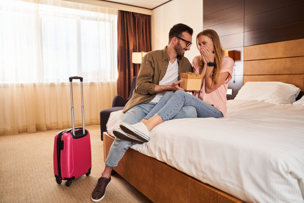 新婚夫妇在酒店房间庆祝结婚纪念日图片下载