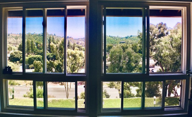 窗台上有双筒望远镜图片下载