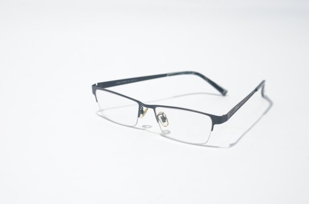 太阳眼镜在白色孤立的背景上的特写图片下载