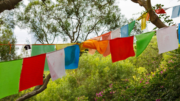 五彩斑斓的西藏经幡全景图片下载