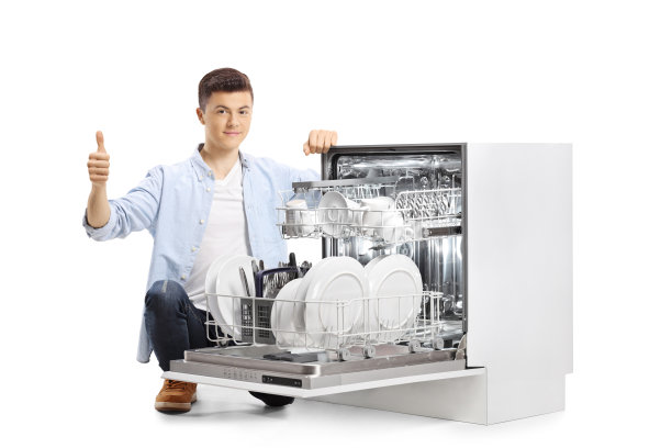 一个少年跪在洗碗机旁边，竖起大拇指图片下载