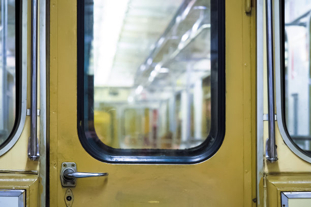 旧地铁车厢、车门地铁车厢之间的过渡、地下公共交通图片下载