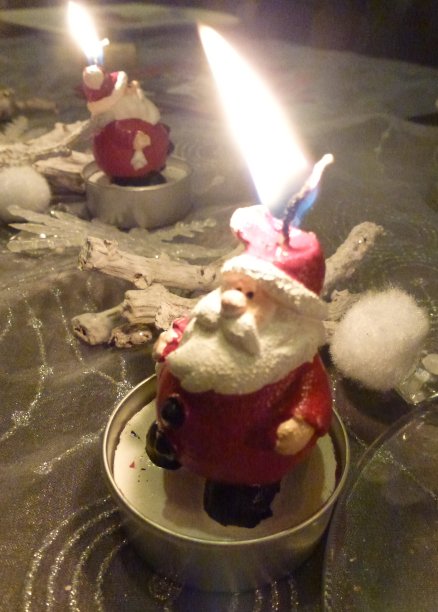 蜡烛中的圣诞老人图片下载