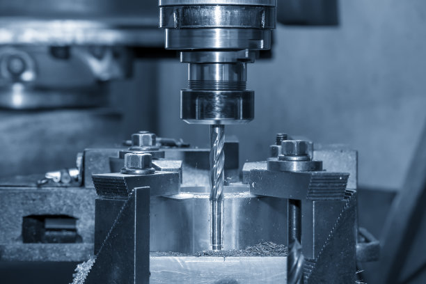 这台铣床用钻具在工件上钻孔。图片下载