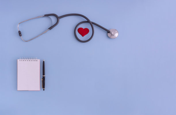 听诊器，记事本，笔，蓝色背景上的心脏。51、医之观念，医之养生图片下载