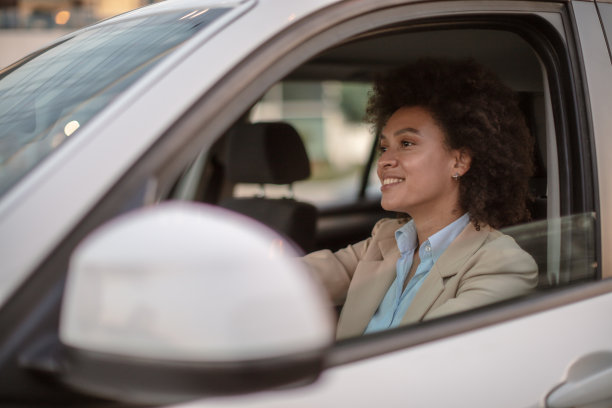 微笑着开车的女商人图片下载