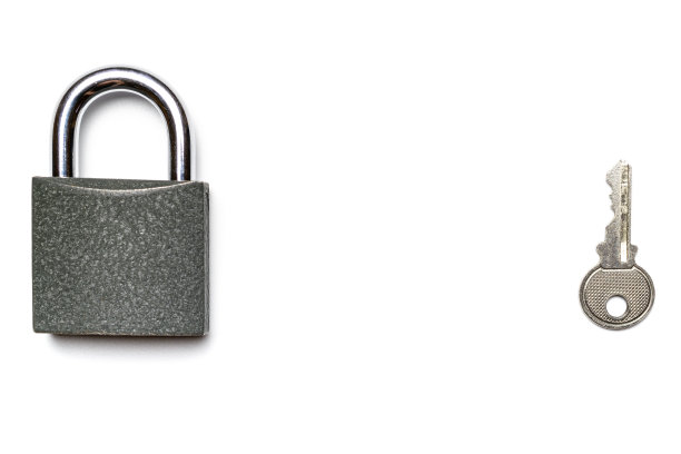 安全挂锁。金属锁垫与关键隔离在白色背景。图片下载