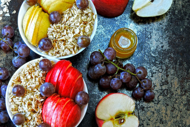 有燕麦和水果的素食碗，背景时尚而简陋。图片下载