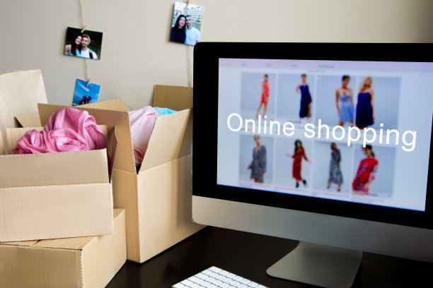 箱子的衣服。电脑屏幕。图片下载