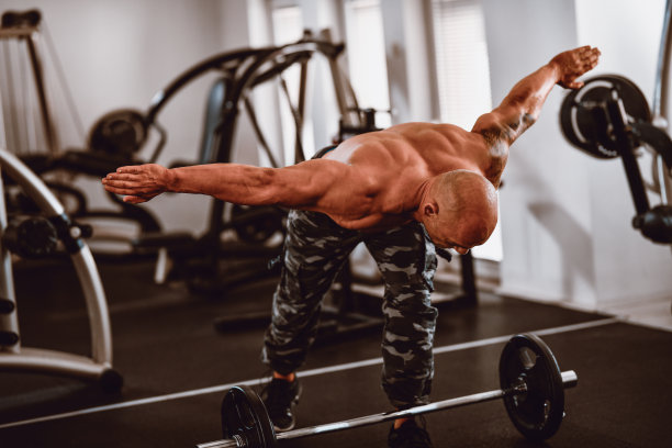 男健美运动员准备做硬举运动图片下载
