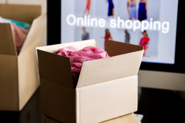 箱子的衣服。电脑屏幕。图片下载