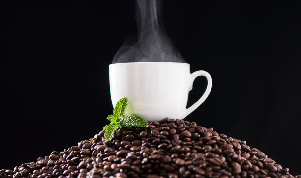 刚煮好的咖啡的香味能唤醒灵魂图片下载
