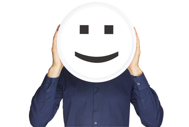 一名身穿蓝色衬衫的男子手中拿着一个圆形物体，白色背景上有一个积极的微笑符号。图片下载