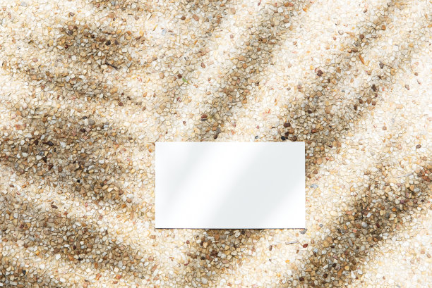 空白的白色明信片与棕榈叶的影子放在石墙上图片下载