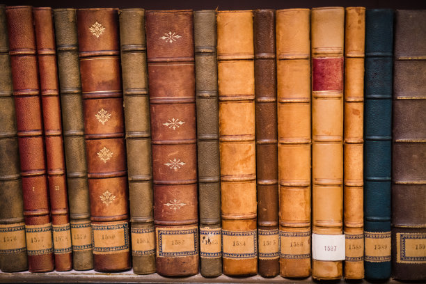 图书馆书架上的古书图片下载