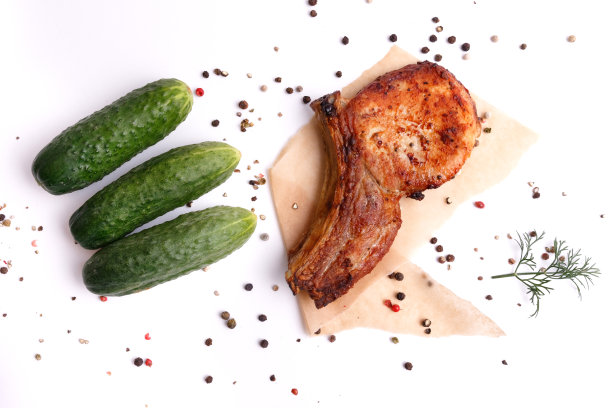 黄瓜，烤骨肉，莳萝和调味品。孤立的图片下载