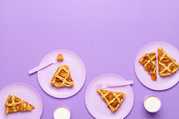 杏仁派切片放在盘子里。美味的自制蛋糕。感恩节餐桌图片下载