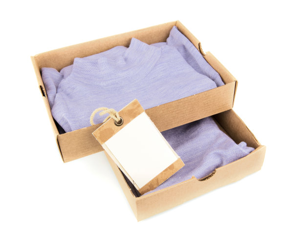 衣服装在带有卡片的开敞容器里图片下载