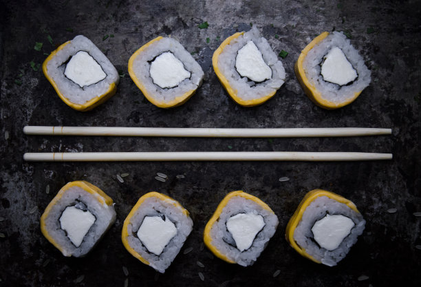 白色切达寿司在金属背景近景定位与平行筷子对角线图片下载