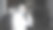 在隔离期间，身着防护服、佩戴医用口罩和橡胶手套的男子坐在家里与朋友或商业伙伴通电话。在新型冠状病毒流行中远程工作的人。冠状病毒图片下载