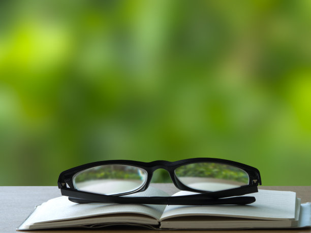 戴眼镜的书图片下载