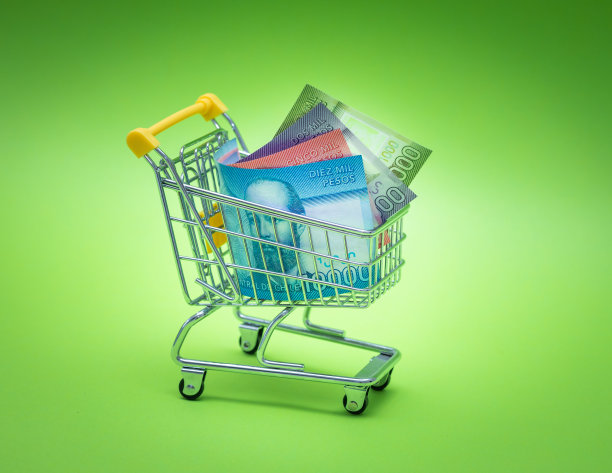 微型购物车与智利货币。购物的概念和经济的力量图片下载