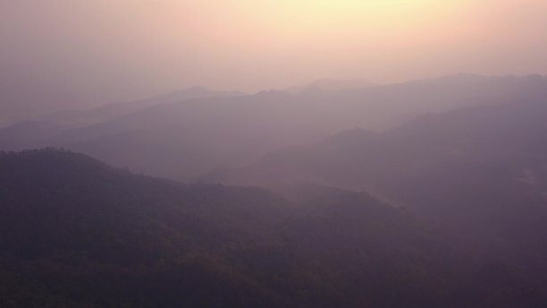 美丽的日出在野生森林山在老挝的早晨。空中视频飞越山脉图片下载