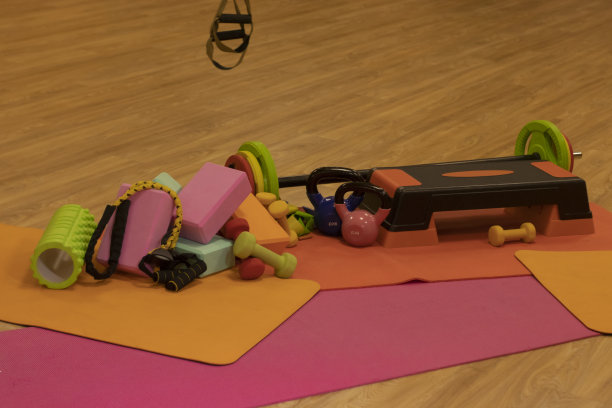 各种鲜艳的运动器材。壶铃，健身带，立方体，哑铃，杠铃，台阶平台。体育的概念。图片下载