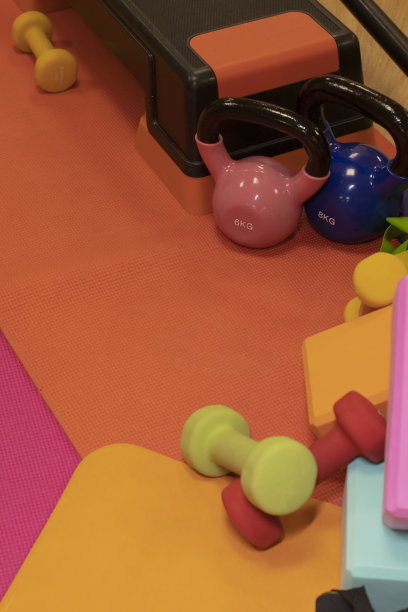 各种鲜艳的运动器材。壶铃，健身带，立方体，哑铃，杠铃，台阶平台。体育的概念。图片下载