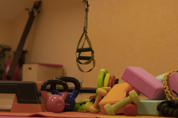 各种鲜艳的运动器材。壶铃，健身带，立方体，哑铃，杠铃，台阶平台。体育的概念。图片下载