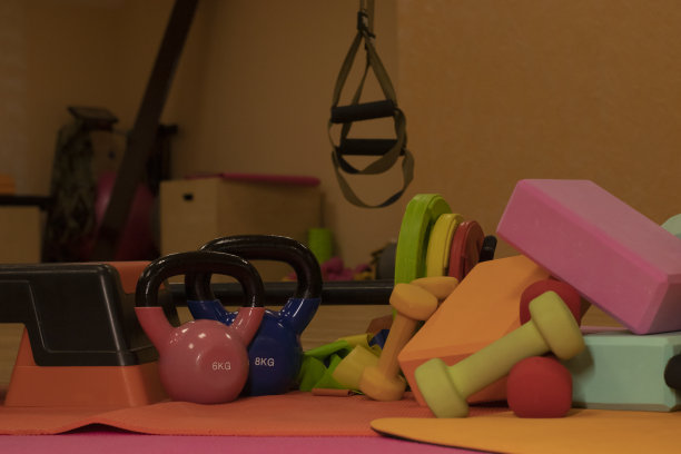 各种鲜艳的运动器材。壶铃，健身带，立方体，哑铃，杠铃，台阶平台。体育的概念。图片下载