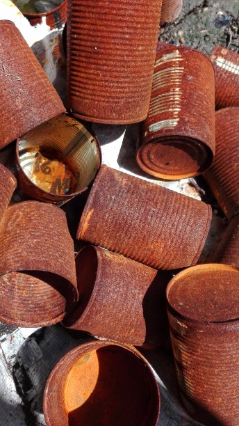 牛奶罐被倾倒，质地背景图片下载