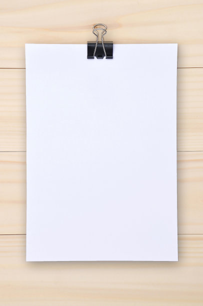 黑色回形针和白纸上的木制背景图片下载