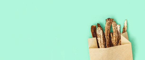 健康的零食。天然有机水果干香蕉纸包装作为快餐土豆fri.减肥食品代替脂肪和有害。横幅。图片下载