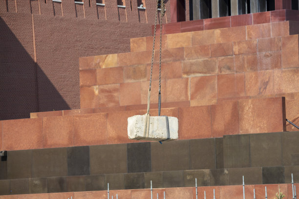 起重机抬起混凝土板图片下载