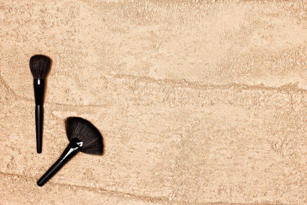 化妆刷上粉底。爽身粉质地疏松。俯视图，平放。本空间图片下载