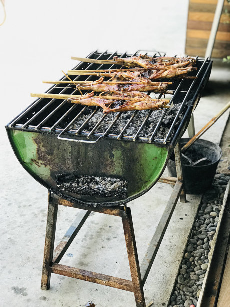 美味的泰国木炭烤鸡。图片下载