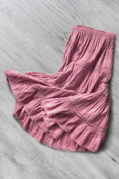 木色背景上的裙子图片下载