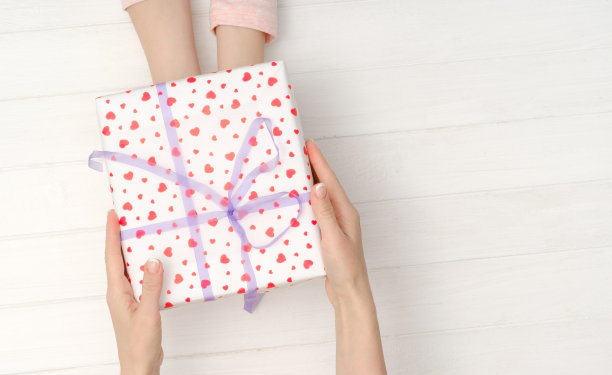 女孩手里拿着可爱的礼物盒图片下载