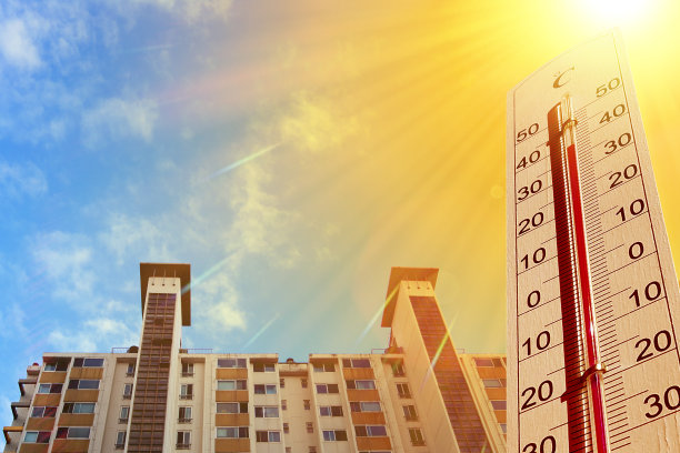 低角度的公寓在阳光明媚的夏天高温过热图片下载