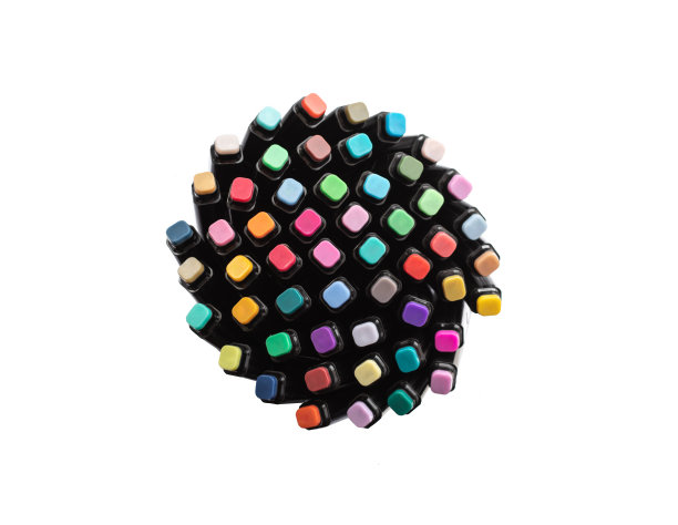 近距离选择焦点的堆叠彩色笔标记在白色孤立的背景。回到学校和办公室文具的概念。图片下载