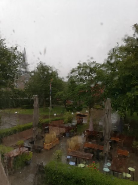 有雨景的房间图片下载