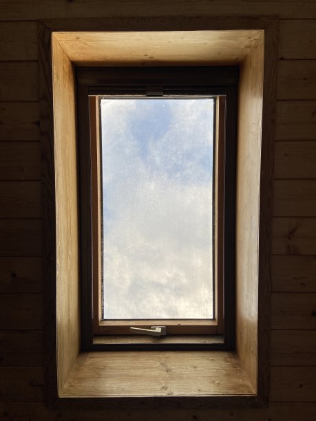 向小屋外望去图片下载