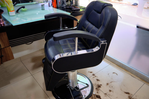 在美容院里，理发师坐在椅子上理发，理发师在地板上理发图片下载