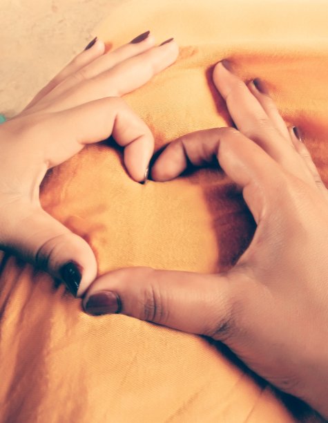 美丽的女孩手与努力❤️❤️图片下载