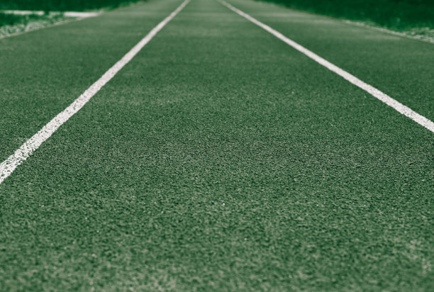 背景为绿色跑步机、体育场。图片下载